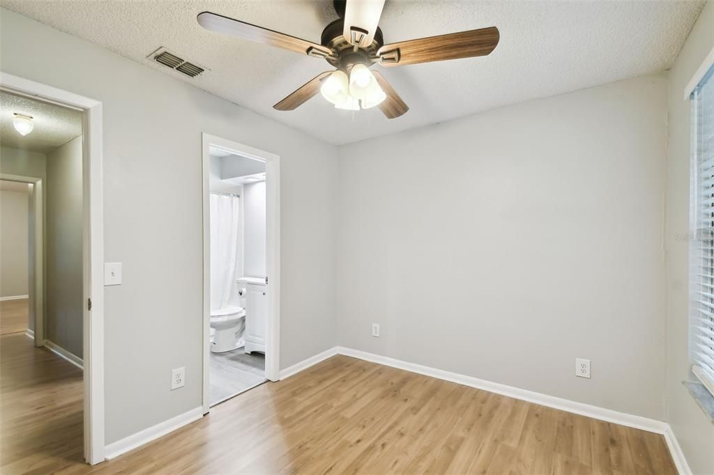 待售: $190,000 (2 贝兹, 2 浴室, 1110 平方英尺)