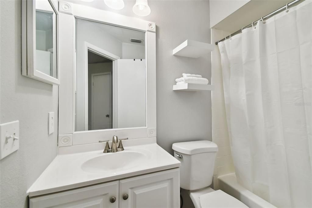 待售: $190,000 (2 贝兹, 2 浴室, 1110 平方英尺)