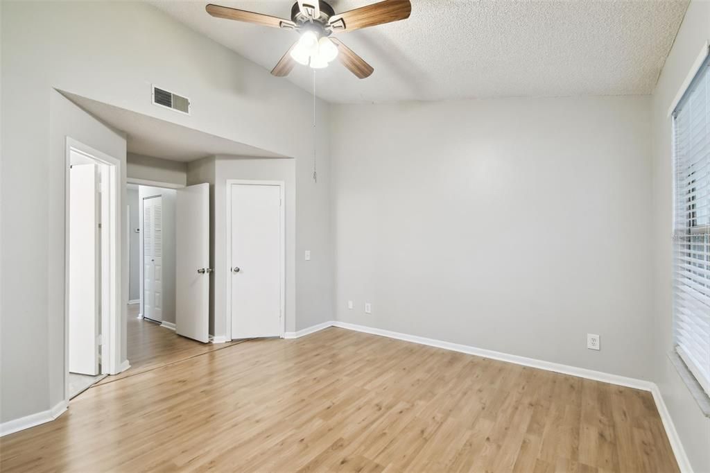 待售: $190,000 (2 贝兹, 2 浴室, 1110 平方英尺)