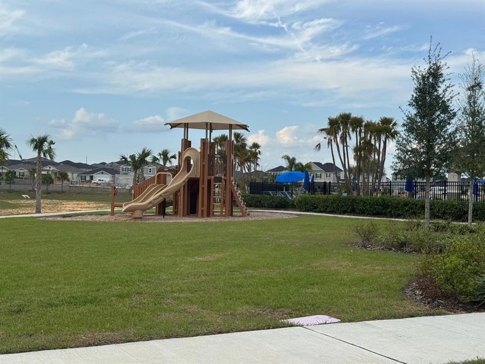 合同活跃: $2,100 (3 贝兹, 2 浴室, 2054 平方英尺)