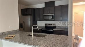 合同活跃: $2,100 (3 贝兹, 2 浴室, 2054 平方英尺)