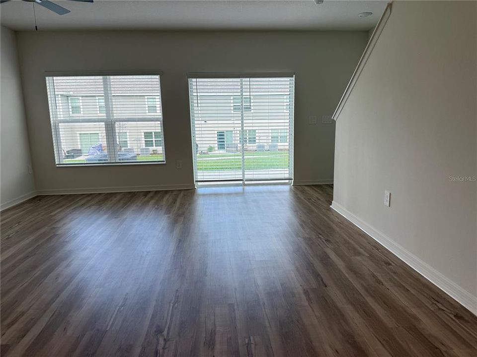 合同活跃: $2,100 (3 贝兹, 2 浴室, 2054 平方英尺)