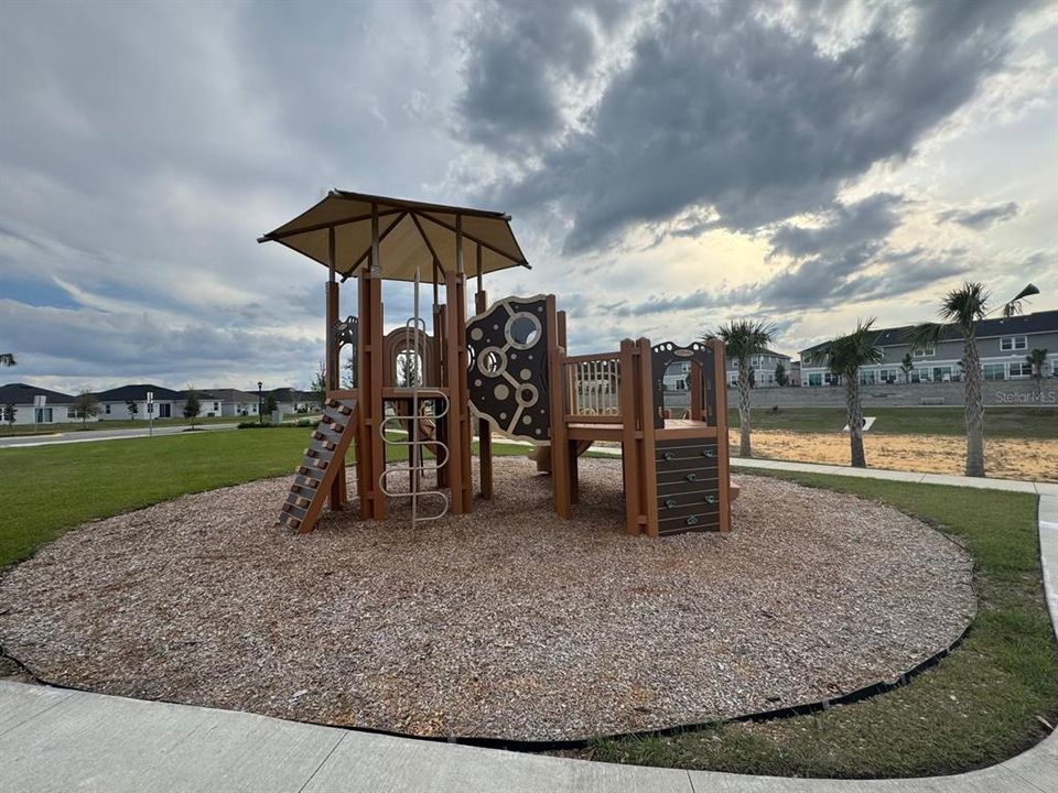 合同活跃: $2,100 (3 贝兹, 2 浴室, 2054 平方英尺)