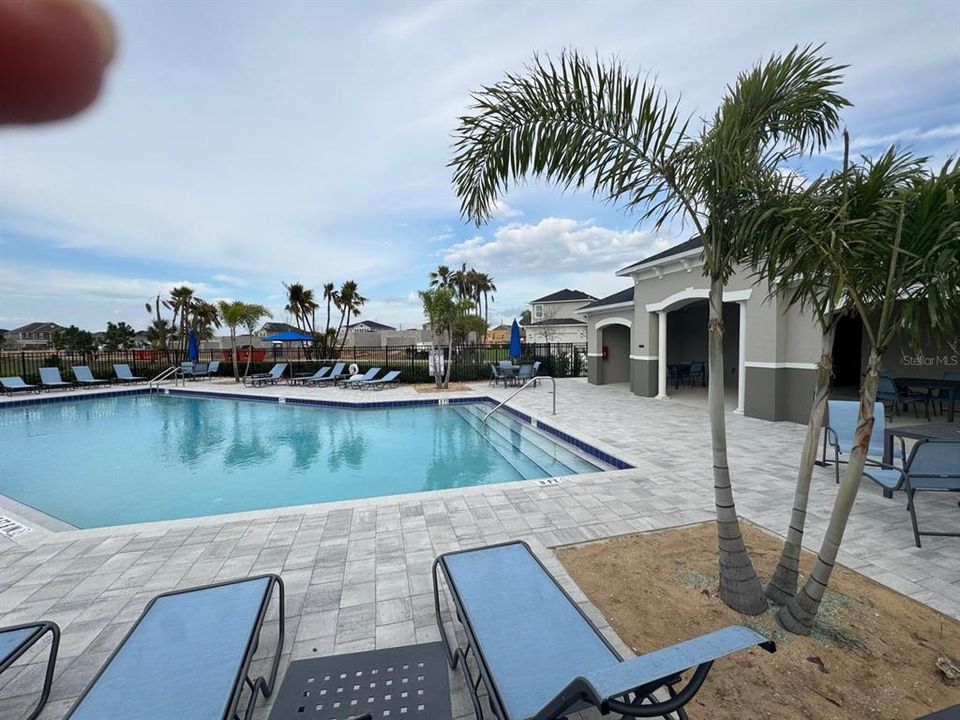 合同活跃: $2,100 (3 贝兹, 2 浴室, 2054 平方英尺)