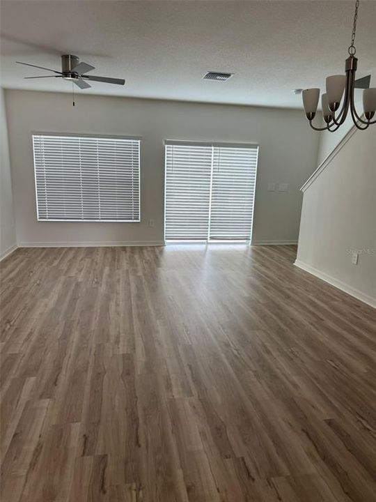 合同活跃: $2,100 (3 贝兹, 2 浴室, 2054 平方英尺)