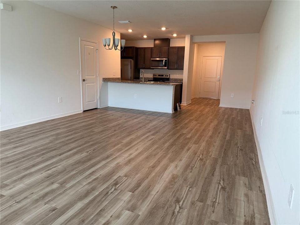 合同活跃: $2,100 (3 贝兹, 2 浴室, 2054 平方英尺)