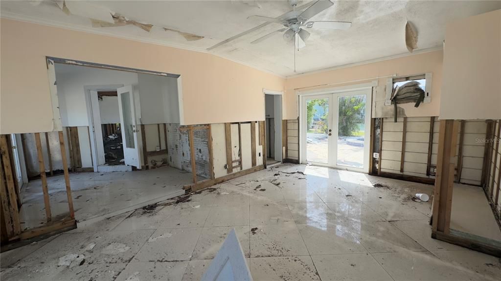 合同活跃: $750,000 (3 贝兹, 3 浴室, 1996 平方英尺)