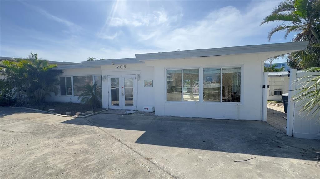 合同活跃: $750,000 (3 贝兹, 3 浴室, 1996 平方英尺)