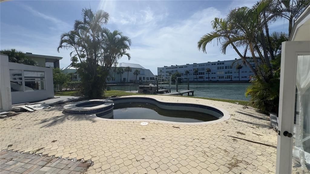 合同活跃: $750,000 (3 贝兹, 3 浴室, 1996 平方英尺)