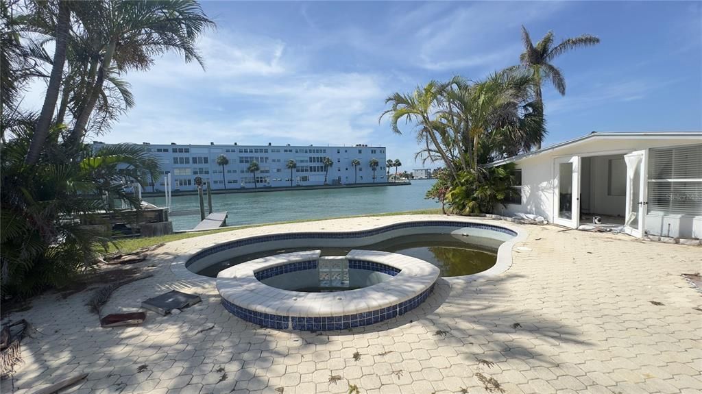 合同活跃: $750,000 (3 贝兹, 3 浴室, 1996 平方英尺)