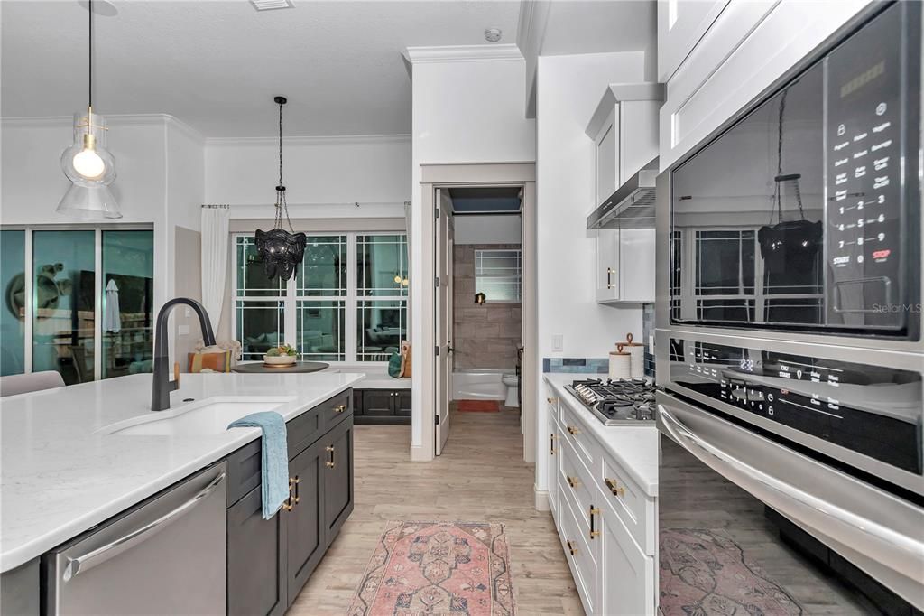 Active With Contract: $549,900 (3 beds, 2 baths, 2121 Square Feet)