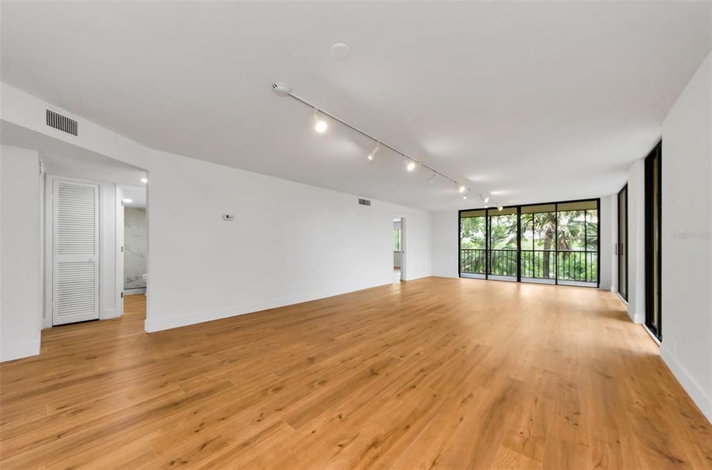 For Sale: $270,000 (2 beds, 2 baths, 1565 Square Feet)