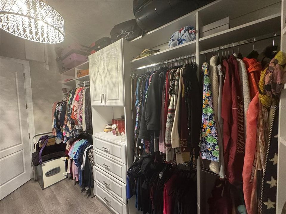 For Sale: $1,399,000 (5 beds, 5 baths, 4172 Square Feet)