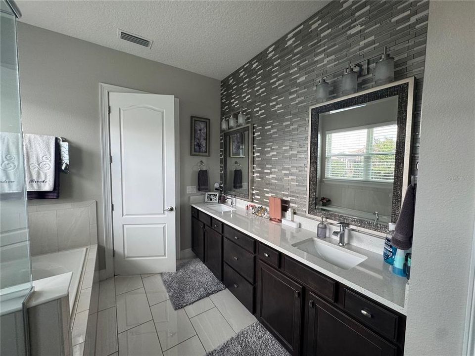 For Sale: $1,399,000 (5 beds, 5 baths, 4172 Square Feet)