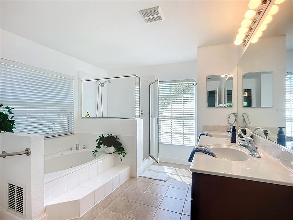 For Rent: $2,250 (3 beds, 2 baths, 2006 Square Feet)