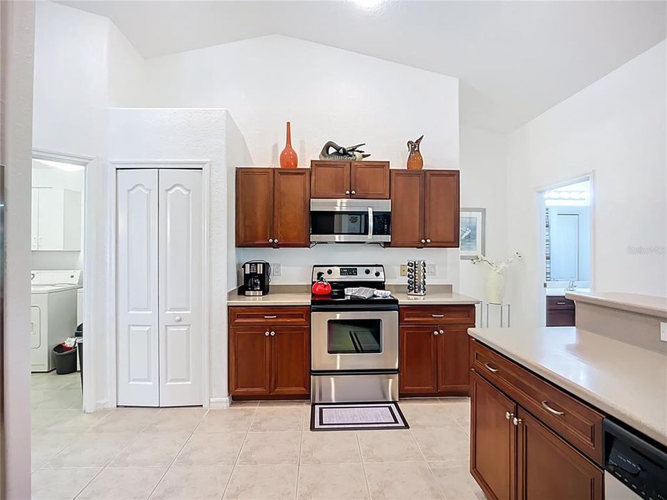 For Rent: $2,250 (3 beds, 2 baths, 2006 Square Feet)