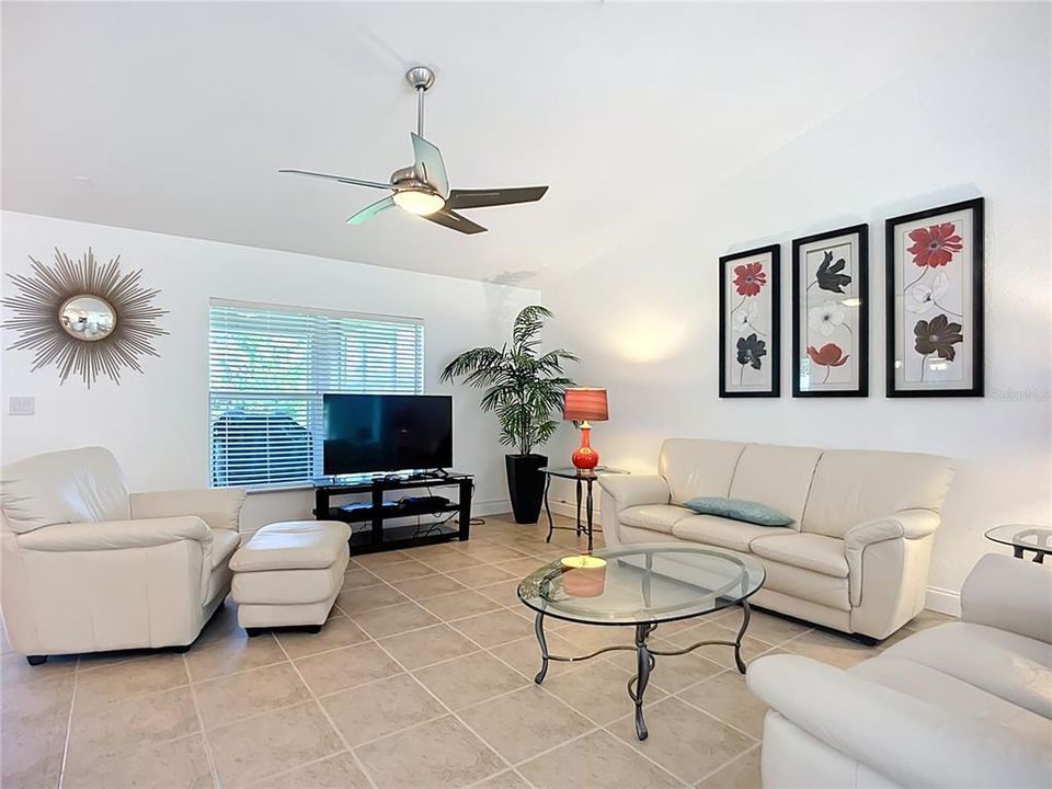 For Rent: $2,250 (3 beds, 2 baths, 2006 Square Feet)