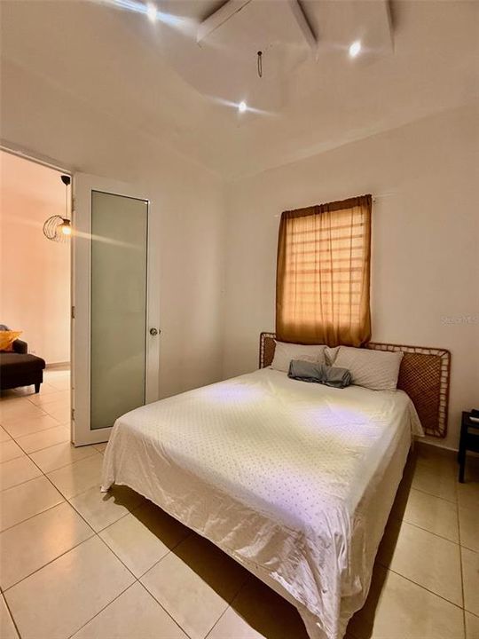 В аренду: $1,300 (3 спален, 1 ванн, 700 Квадратных фут)