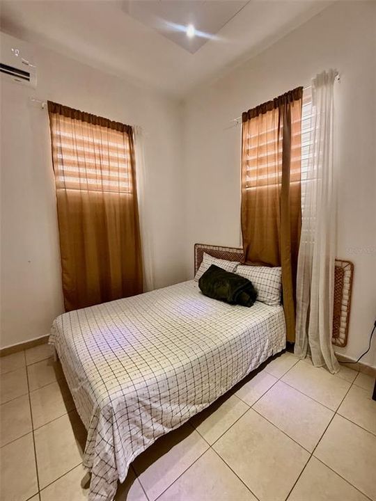 В аренду: $1,300 (3 спален, 1 ванн, 700 Квадратных фут)