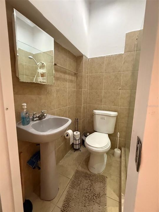 В аренду: $1,300 (3 спален, 1 ванн, 700 Квадратных фут)