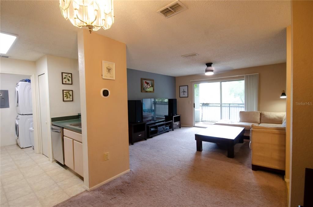 Под контрактом: $148,500 (2 спален, 2 ванн, 950 Квадратных фут)