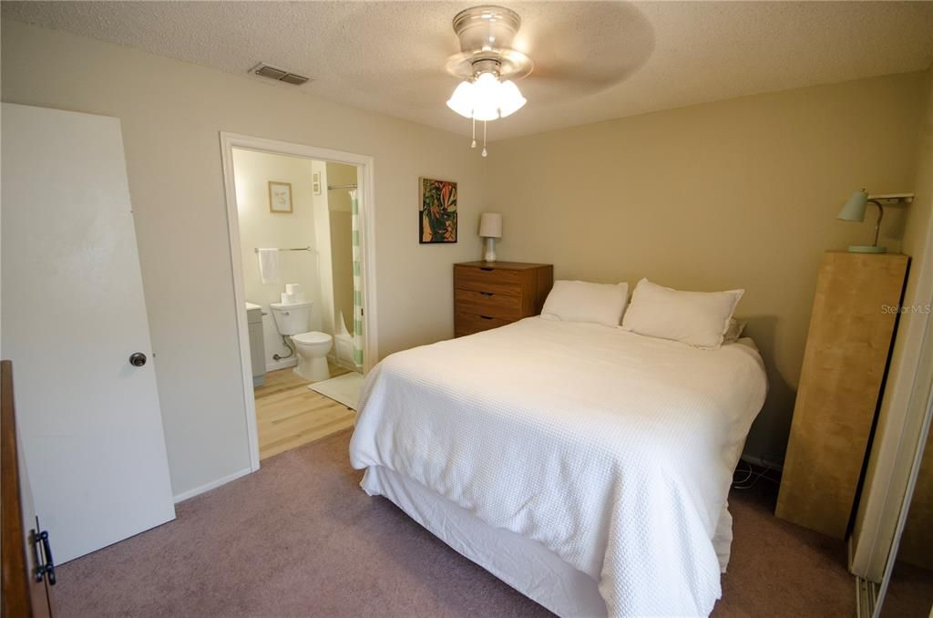 Под контрактом: $148,500 (2 спален, 2 ванн, 950 Квадратных фут)