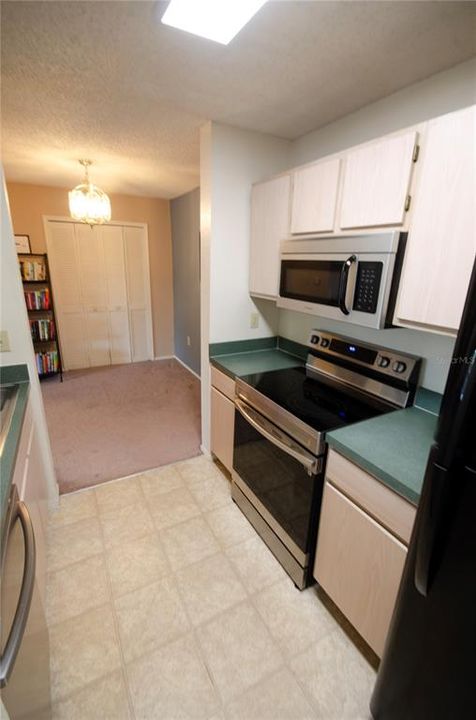 Под контрактом: $148,500 (2 спален, 2 ванн, 950 Квадратных фут)