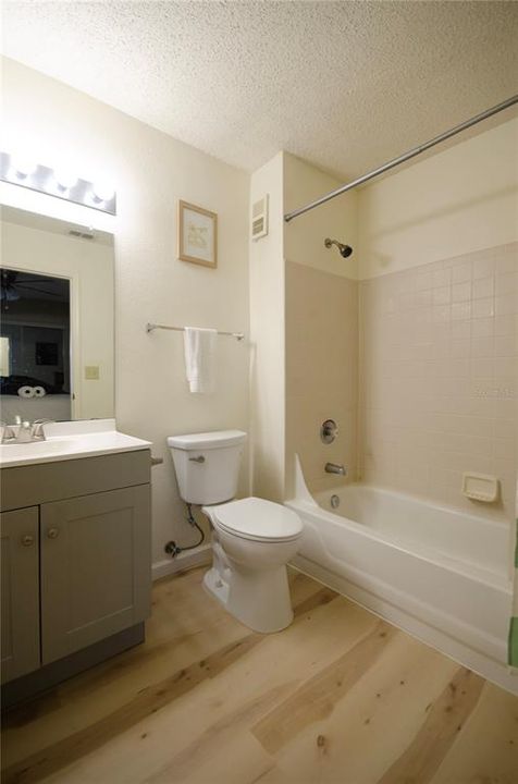 Под контрактом: $148,500 (2 спален, 2 ванн, 950 Квадратных фут)