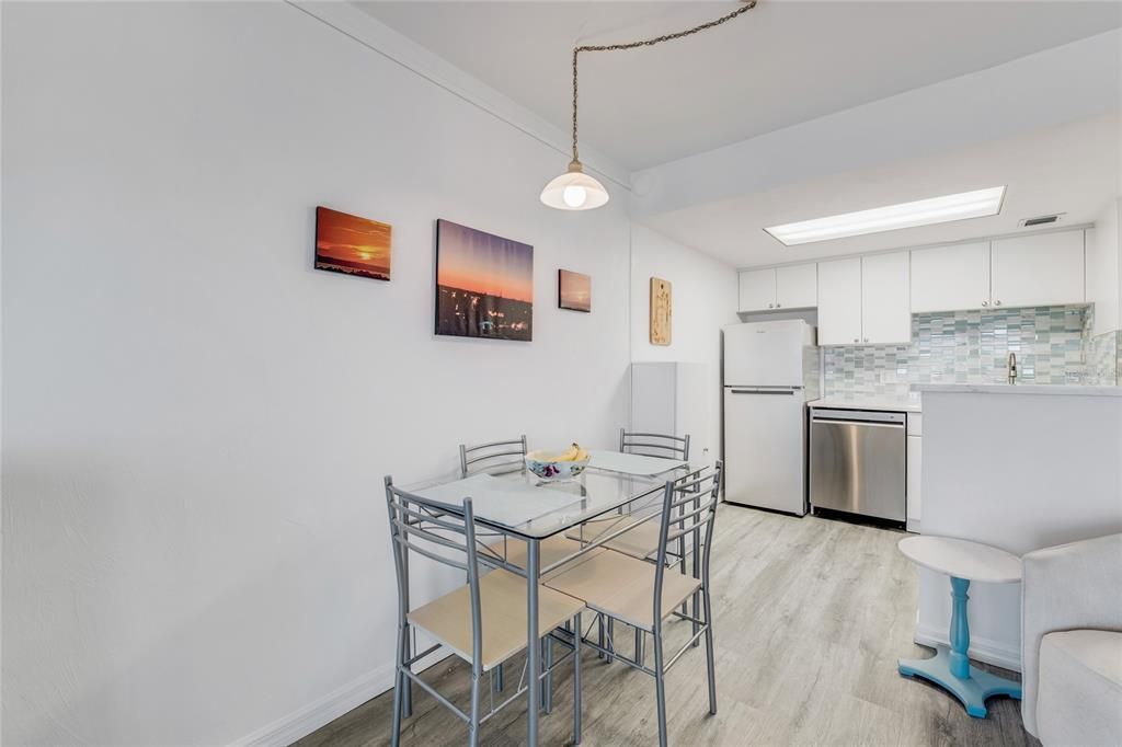 For Sale: $263,000 (2 beds, 2 baths, 925 Square Feet)