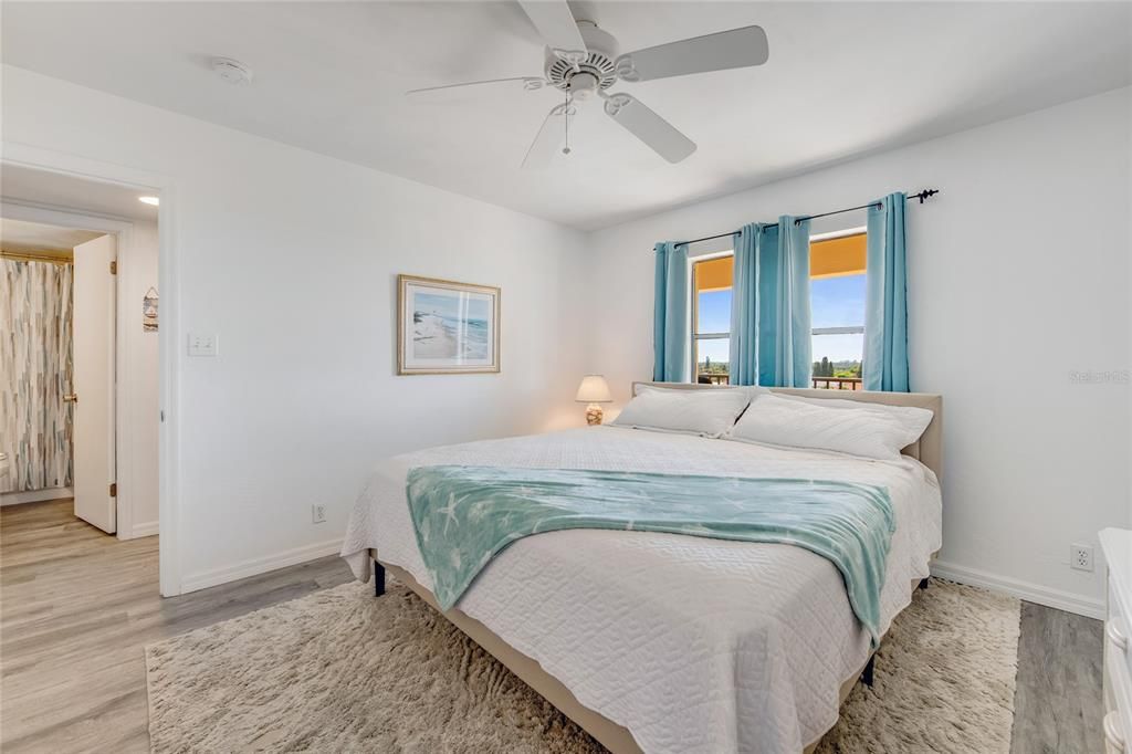 For Sale: $263,000 (2 beds, 2 baths, 925 Square Feet)