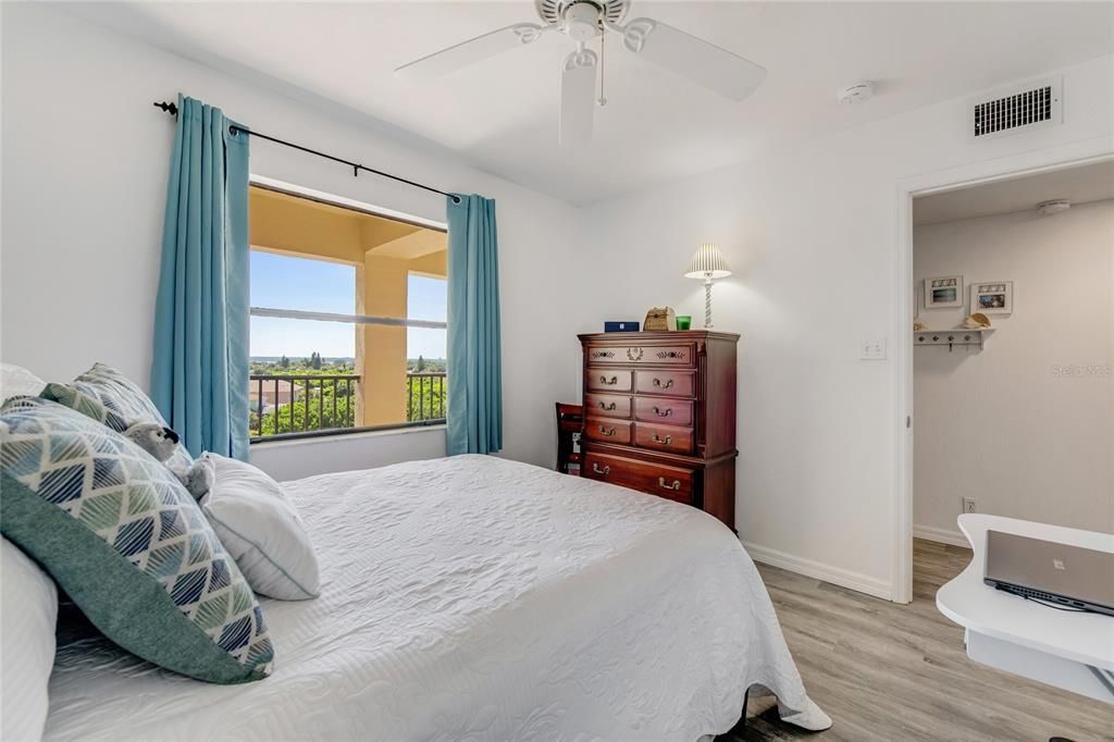 For Sale: $263,000 (2 beds, 2 baths, 925 Square Feet)