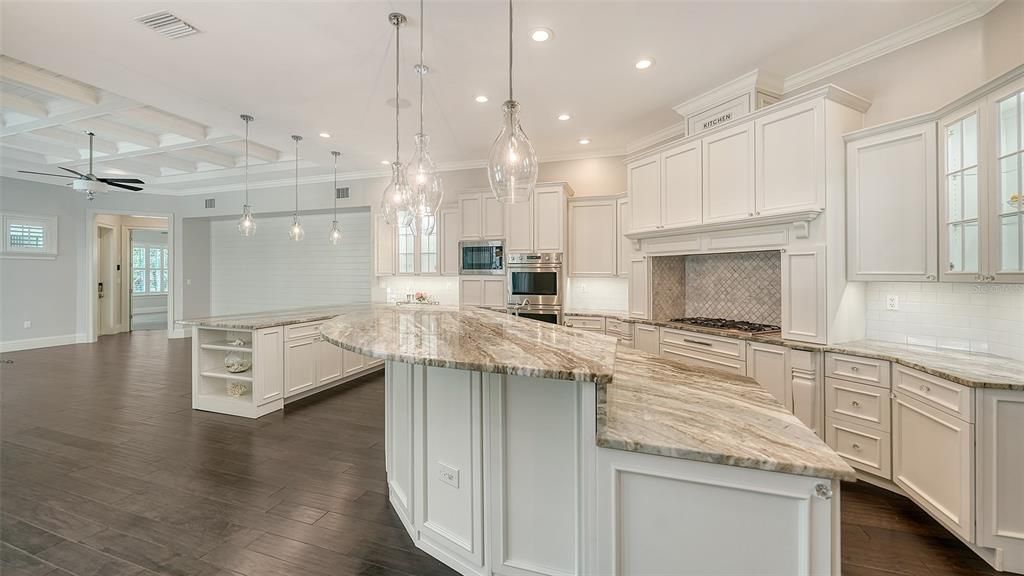 For Sale: $3,627,000 (5 beds, 5 baths, 6954 Square Feet)