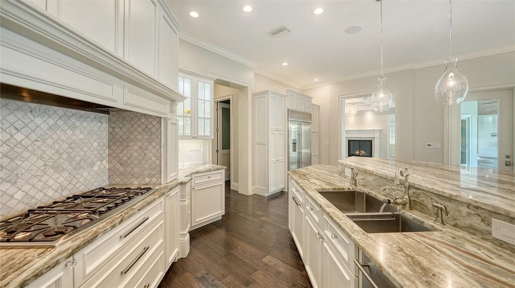 For Sale: $3,627,000 (5 beds, 5 baths, 6954 Square Feet)