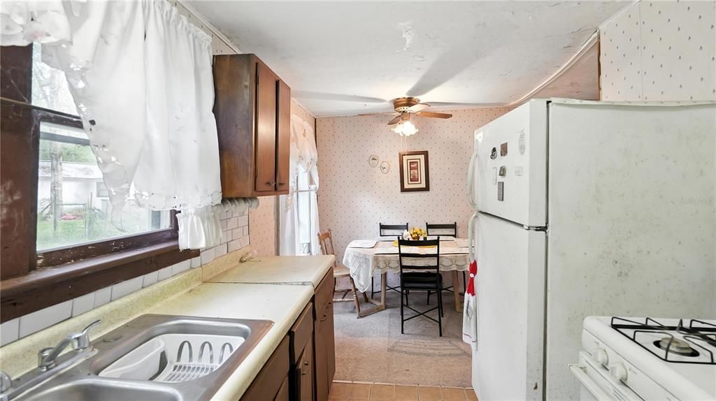 For Sale: $156,000 (2 beds, 1 baths, 875 Square Feet)