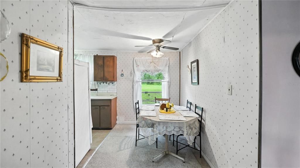 For Sale: $156,000 (2 beds, 1 baths, 875 Square Feet)