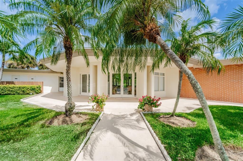 For Sale: $84,900 (1 beds, 1 baths, 740 Square Feet)