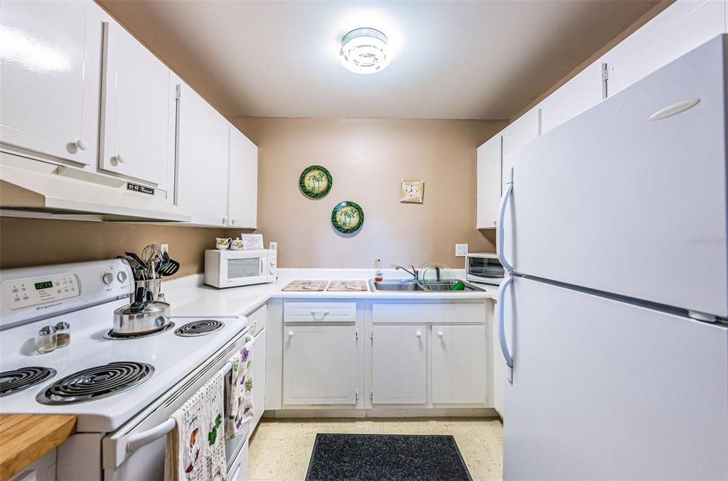 For Sale: $84,900 (1 beds, 1 baths, 740 Square Feet)