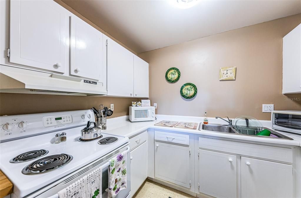 For Sale: $84,900 (1 beds, 1 baths, 740 Square Feet)