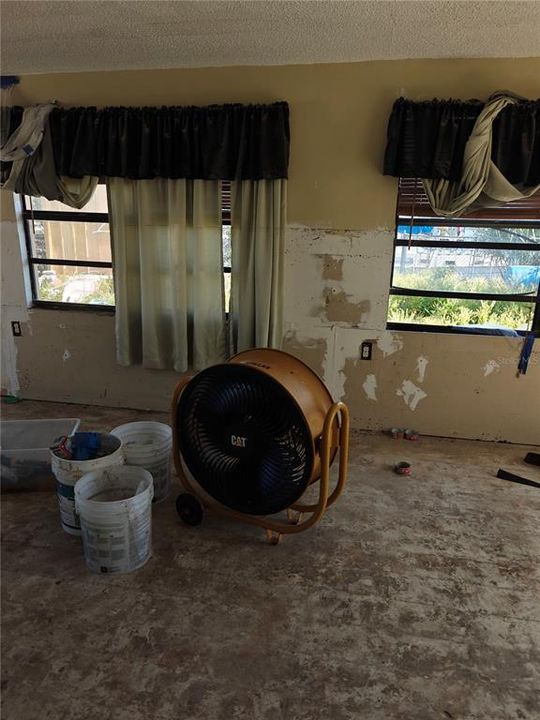 Active With Contract: $150,000 (3 beds, 1 baths, 1352 Square Feet)