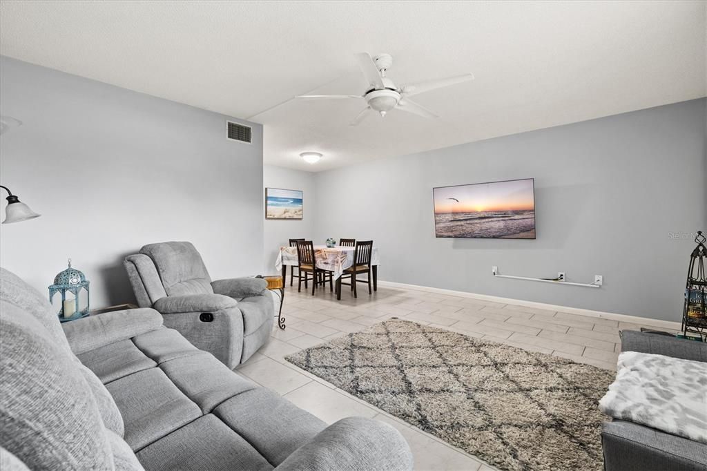 合同活跃: $119,900 (1 贝兹, 1 浴室, 652 平方英尺)