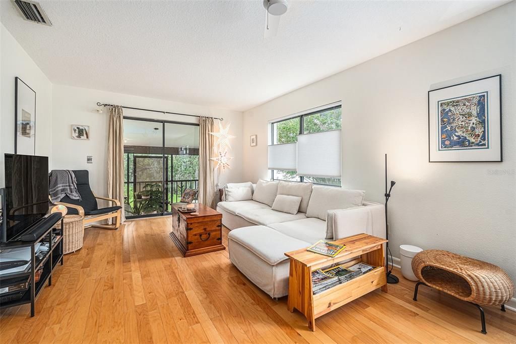 For Sale: $210,000 (2 beds, 2 baths, 1060 Square Feet)