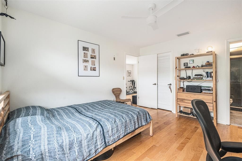 For Sale: $210,000 (2 beds, 2 baths, 1060 Square Feet)