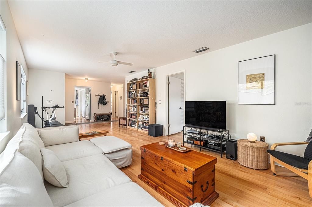 For Sale: $210,000 (2 beds, 2 baths, 1060 Square Feet)