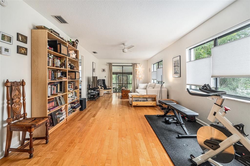 For Sale: $210,000 (2 beds, 2 baths, 1060 Square Feet)