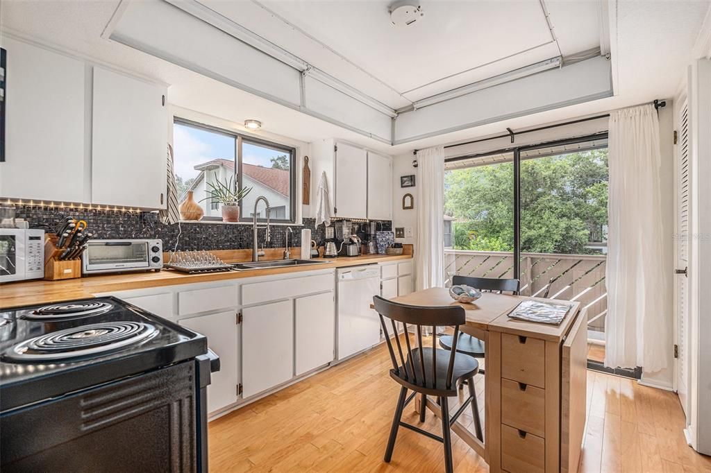 For Sale: $210,000 (2 beds, 2 baths, 1060 Square Feet)