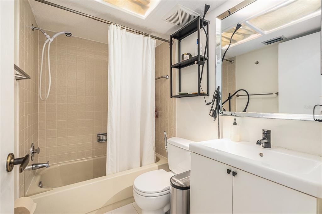 For Sale: $210,000 (2 beds, 2 baths, 1060 Square Feet)