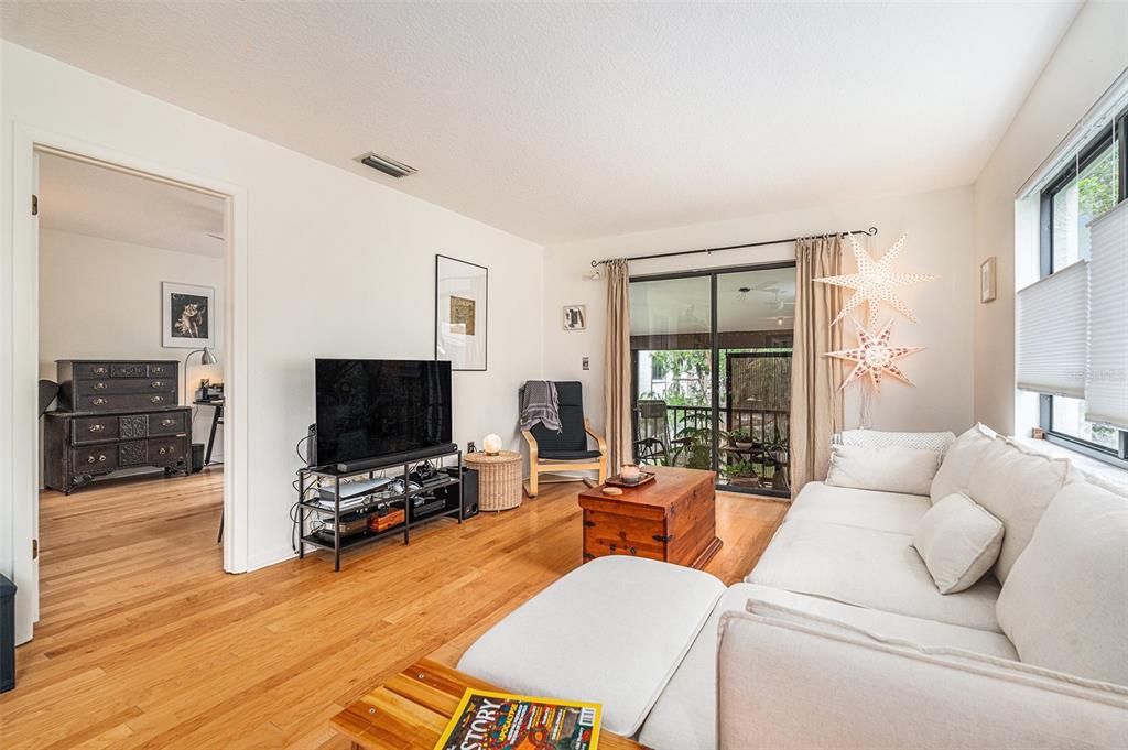 For Sale: $210,000 (2 beds, 2 baths, 1060 Square Feet)