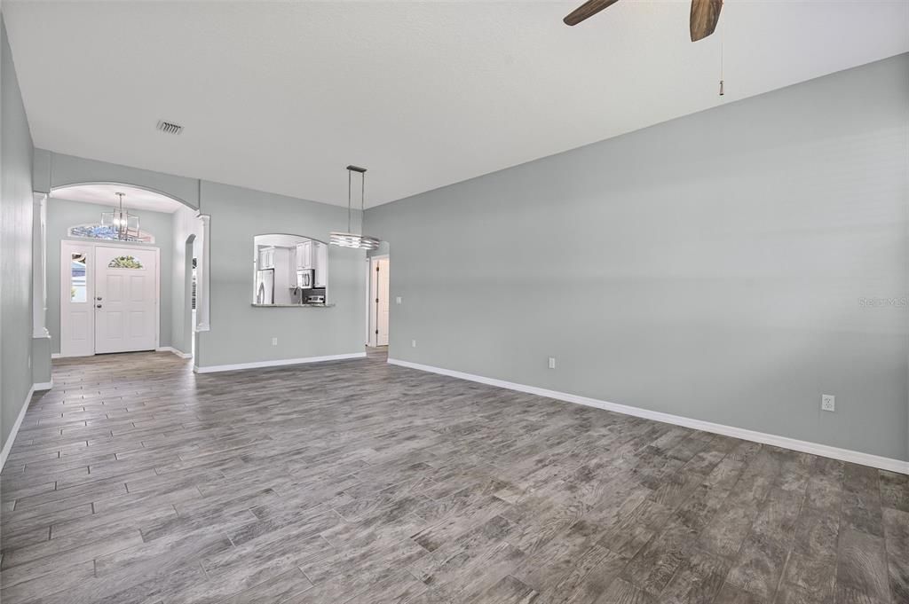 For Sale: $410,000 (3 beds, 2 baths, 1553 Square Feet)