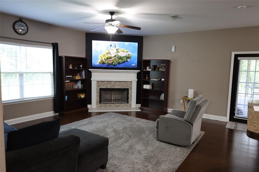 En Venta: $380,000 (3 camas, 2 baños, 2434 Pies cuadrados)