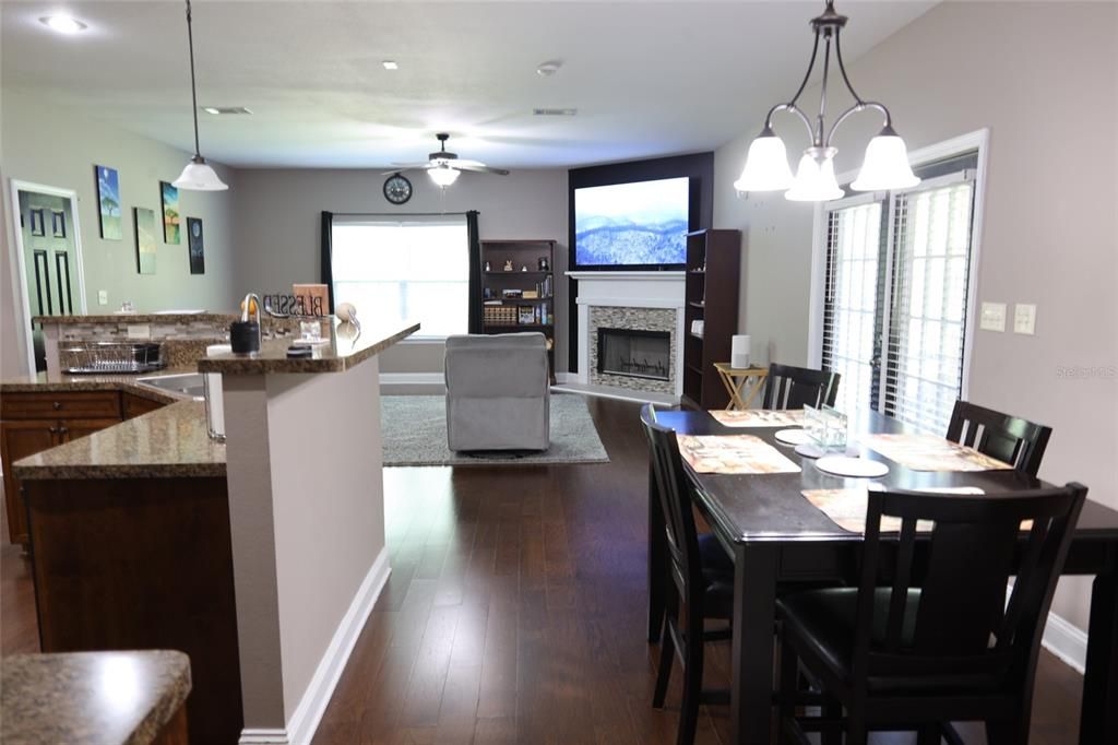 En Venta: $380,000 (3 camas, 2 baños, 2434 Pies cuadrados)